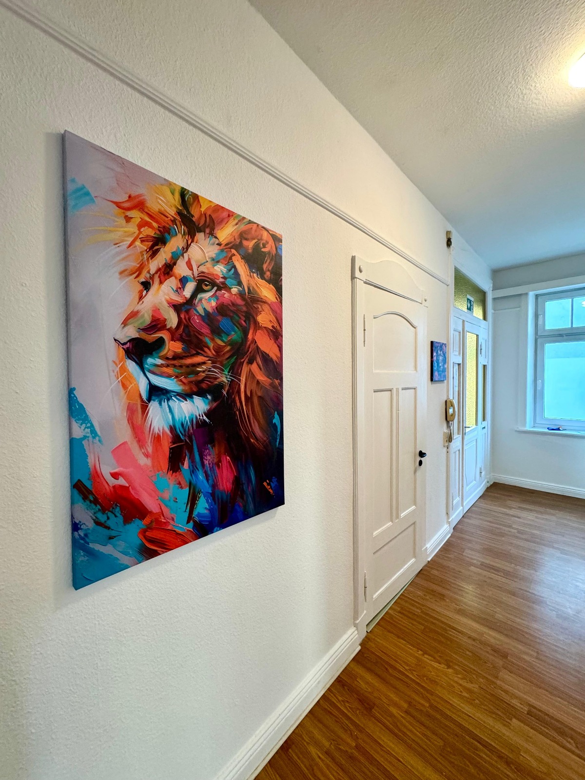 Modernes Business-Apartment mit Arbeitsplatz, Smart-TV und Sitzbereich